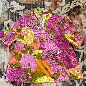 Mod, cinched ruffle puff sleeves, with retro print top!